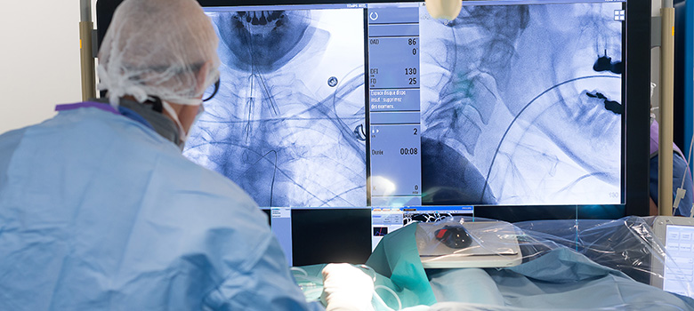 Un radiologue observe deux écrans de contrôle - La Prévention Médicale